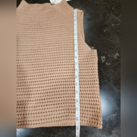 Women's NWT Rachel Zoe thick knit mock neck sleeve-less sweater - Picture 3 of 9